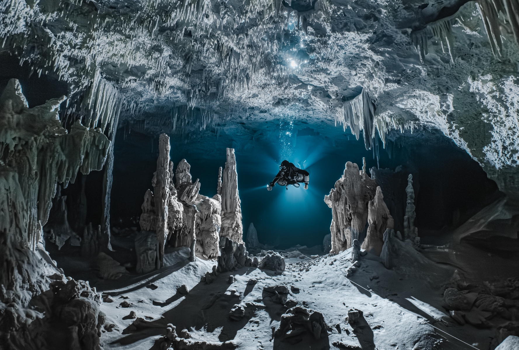 Rang_1_Weitwinkel_Manuel_Wuethrich_6_B_Die-Stille-des-Hoehlentauchens