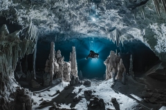 Rang_1_Gesamt_Manuel_Wuethrich_Weitwinkel_Die-Stille-des-Hoehlentauchens